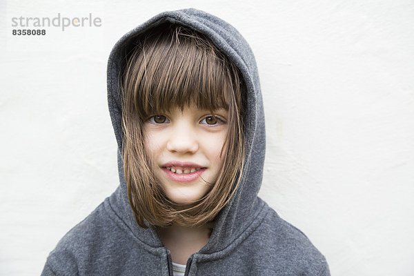 Porträt eines lächelnden Mädchens mit Kapuzenjacke