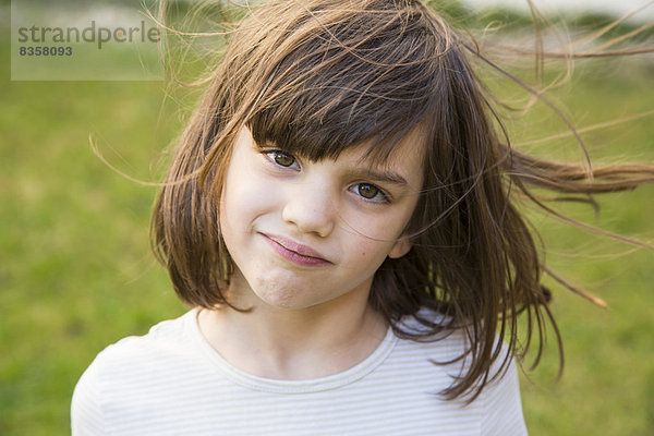 Porträt eines kleinen Mädchens mit wehendem Haar