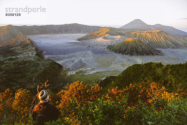 Indonesien  Java  Bromo Tengger Semeru Nationalpark  Tourist mit Blick auf den Vulkan Bromo