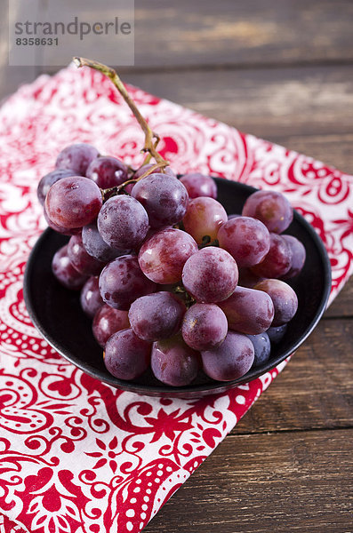 Weintrauben in einer Schale auf Holztisch