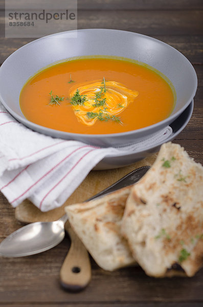 Pumpkin soup with roasted white bread