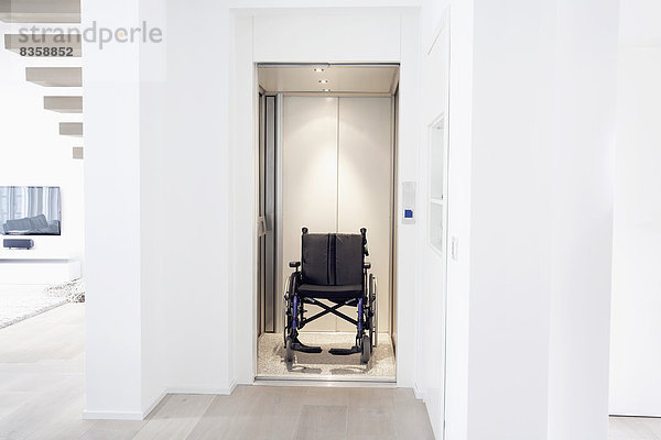 Deutschland    Rollstuhl im Aufzug