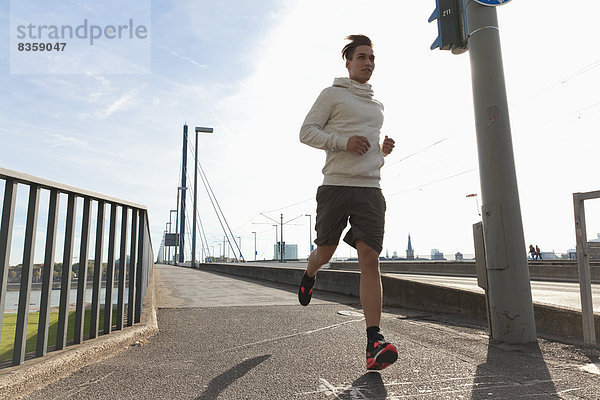 Deutschland  Nordrhein-Westfalen  Düsseldorf  Mid adult man jogging