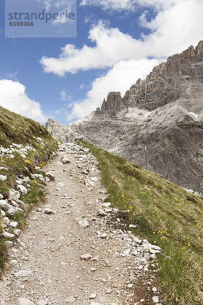 Italien  Südtirol  Dolomiten  Hochpustertal  Berglandschaft mit Wanderweg