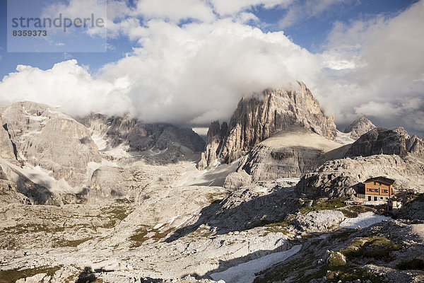 Italien  Südtirol  Dolomiten  Hochpustertal  Berglandschaft mit Berghütte