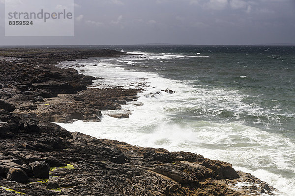 Irland  County Clare  Waves at the coast near Doolin