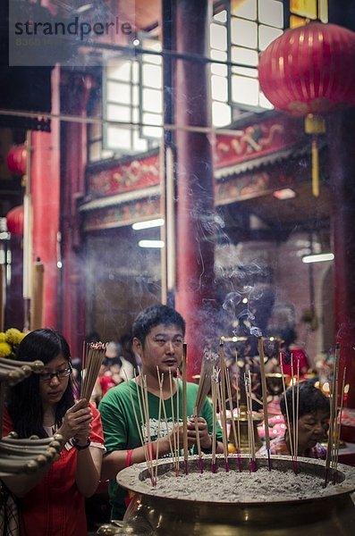 Kuala Lumpur  Hauptstadt  Frau  Mann  Fest  festlich  Beleuchtung  Licht  Gebet  chinesisch  Südostasien  Asien  Weihrauch  Malaysia  neu  Jahr