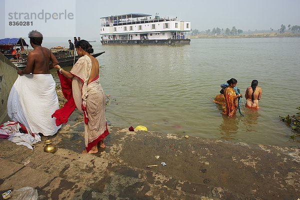 baden  Boot  Fluss  Asien  Indien  Ritual  Westbengalen