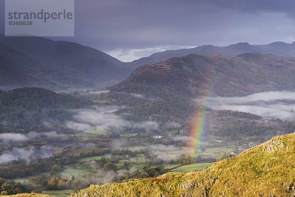 Europa  Großbritannien  Landschaft  über  Dunst  Herbst  Wolkengebilde  Cumbria  Elterwater  England  Lake District  Regenbogen