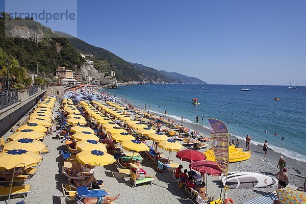 Europa Strand Regenschirm Schirm Stadt Monterosso al Mare UNESCO-Welterbe Sonnenschirm Schirm Cinque Terre Italien Ligurien Stute neu