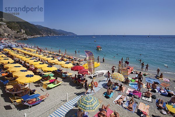 Europa Freiheit Strand Regenschirm Schirm Stadt Monterosso al Mare UNESCO-Welterbe Sonnenschirm Schirm Cinque Terre Italien Ligurien Stute neu