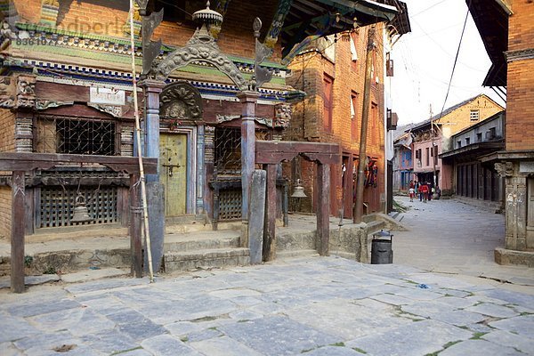 Berg  Hügel  Straße  Dorf  antik  Asien  Nepal  Haltestelle  Haltepunkt  Station