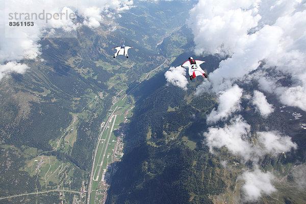 Fallschirmspringer mit Wingsuit  Ambri  Tessin  Schweiz  Europa