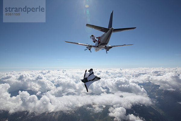 Fallschirmspringer mit Wingsuit  Ambri  Tessin  Schweiz  Europa