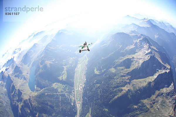 Fallschirmspringer mit Wingsuit  Ambri  Tessin  Schweiz  Europa