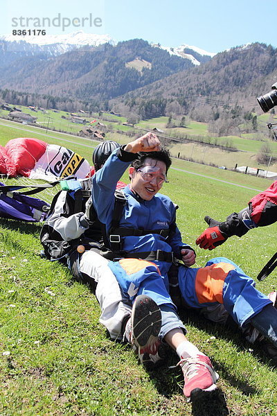 Fallschirmspringer landen  Interlaken  Bern  Schweiz  Europa