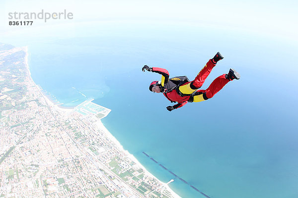 Fallschirmspringer im Freifall  Fano  Provinz Pesaro  Marken  Italien  Europa