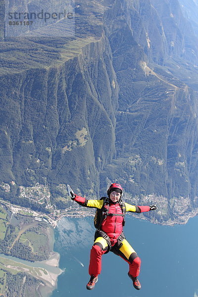 Fallschirmspringer im Freifall  Locarno  Tessin  Schweiz  Europa