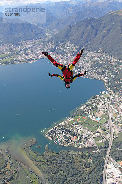 Fallschirmspringer im Freifall  Locarno  Tessin  Schweiz  Europa