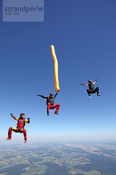 Drei Personen beim Skydiving  Leutkirch im Allgäu  Baden-Württemberg  Deutschland  Europa