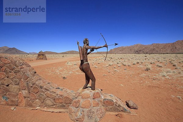 Afrikaner mit Pfeil und Bogen  Namibia  Afrika