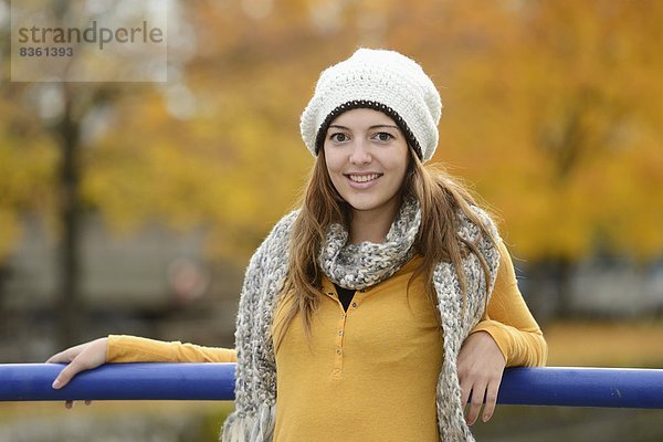 Lächelnde junge Frau im Herbst  Portrait