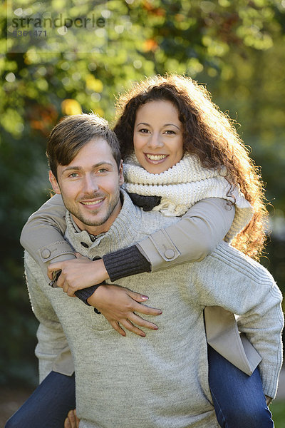 Fröhliches Paar im Herbst