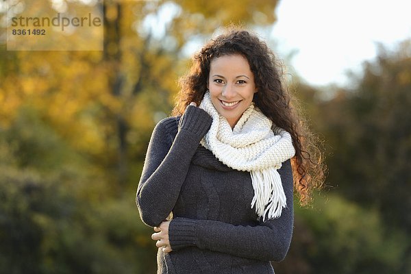 Lächelnde junge Frau im Herbst  Portrait