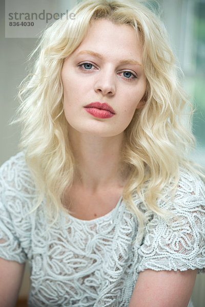 Porträt einer jungen blonden Frau