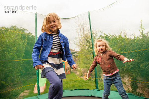 Mädchen spielen auf dem Trampolin