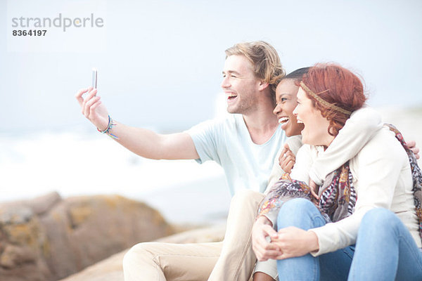 Freunde haben Spaß am Strand