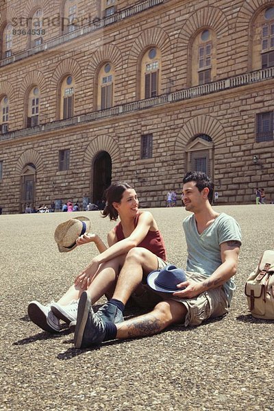 Paar Entspannung  Palazzo Pitti  Florenz  Toskana  Italien