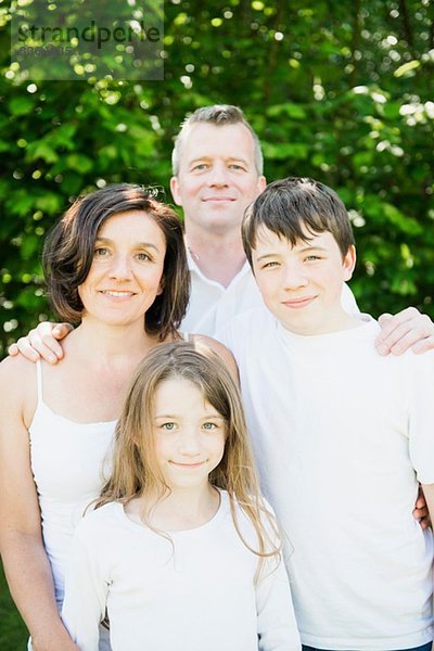 Porträt einer Familie mit zwei Kindern