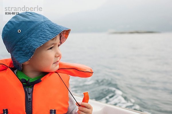 Junge genießt Bootsfahrt