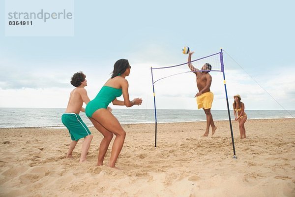 Freunde beim Volleyball am Strand
