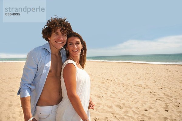 Paar posieren für Kamera am Strand