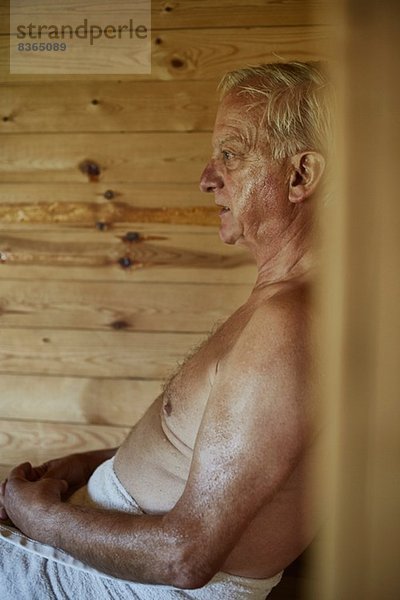 Nahaufnahme eines älteren Mannes in der Sauna
