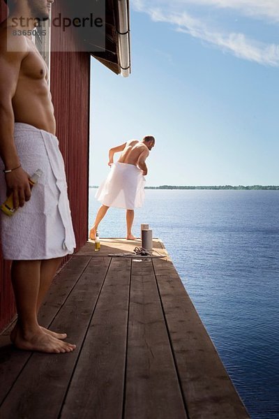 Zwei Männer stehen vor der Sauna