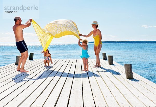 Eltern und zwei junge Mädchen am Pier  Utvalnas  Gavle  Schweden