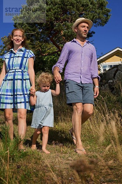 Kleinkind und Eltern halten Händchen  Utvalnas  Gavle  Schweden