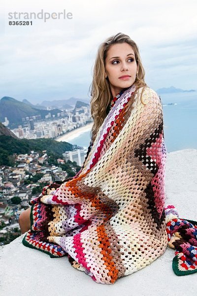 Junge Frau in Wolldecke  Casa Alto Vidigal  Rio De Janeiro  Brasilien