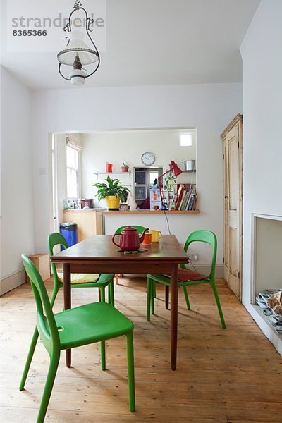 Offene Küche mit Tisch und Stühlen