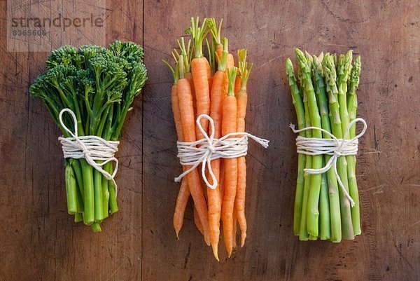 Bündel von Karotten  Brokkoli und Spargel mit Schnur gebunden  Stillleben