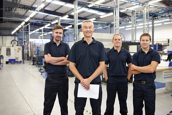 Porträt von vier Mitarbeitern in der Maschinenfabrik