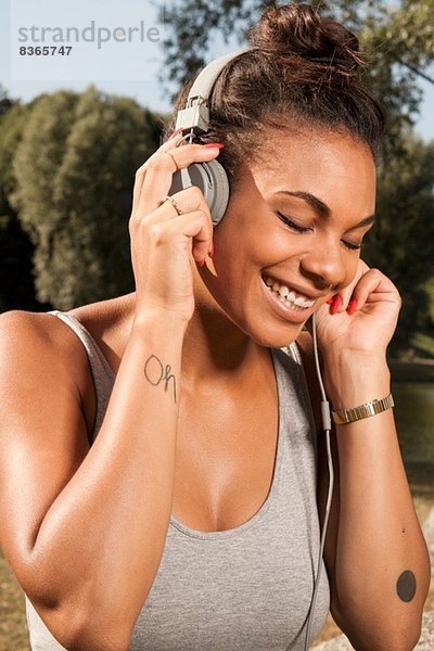 Junge Frau genießt Musik auf dem Kopfhörer