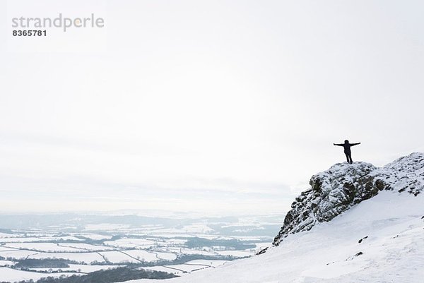 Frau steht auf der Wrekin im Winter  Shropshire  England  UK