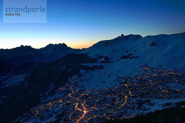 Stadt in den Bergen bei Nacht  Verbier  Schweiz