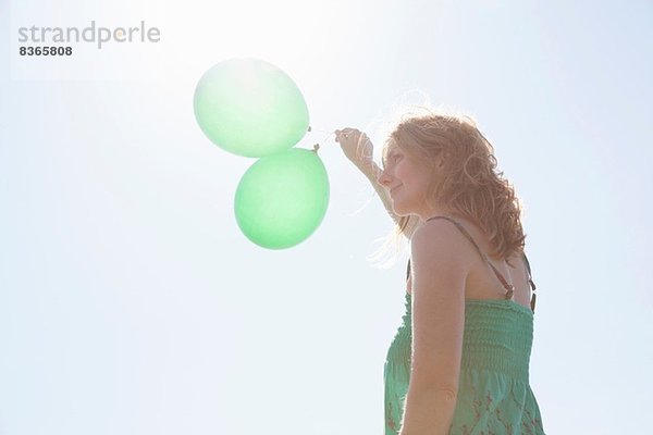Frau mit zwei grünen Luftballons  Wales  UK