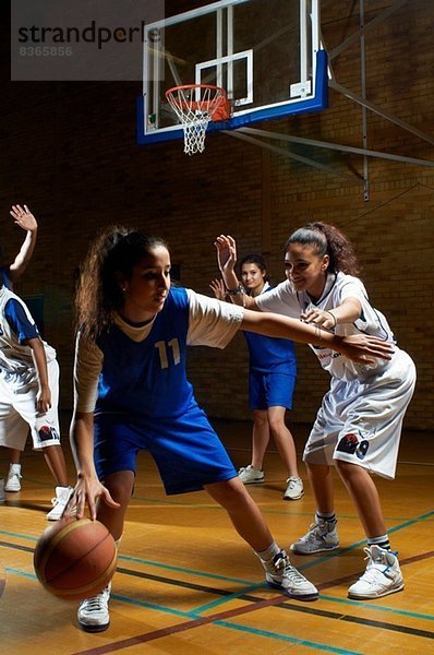 Basketballspieler verteidigt Gegner