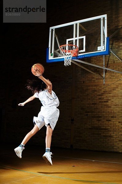 Basketballspieler  der auf Reifen zielt